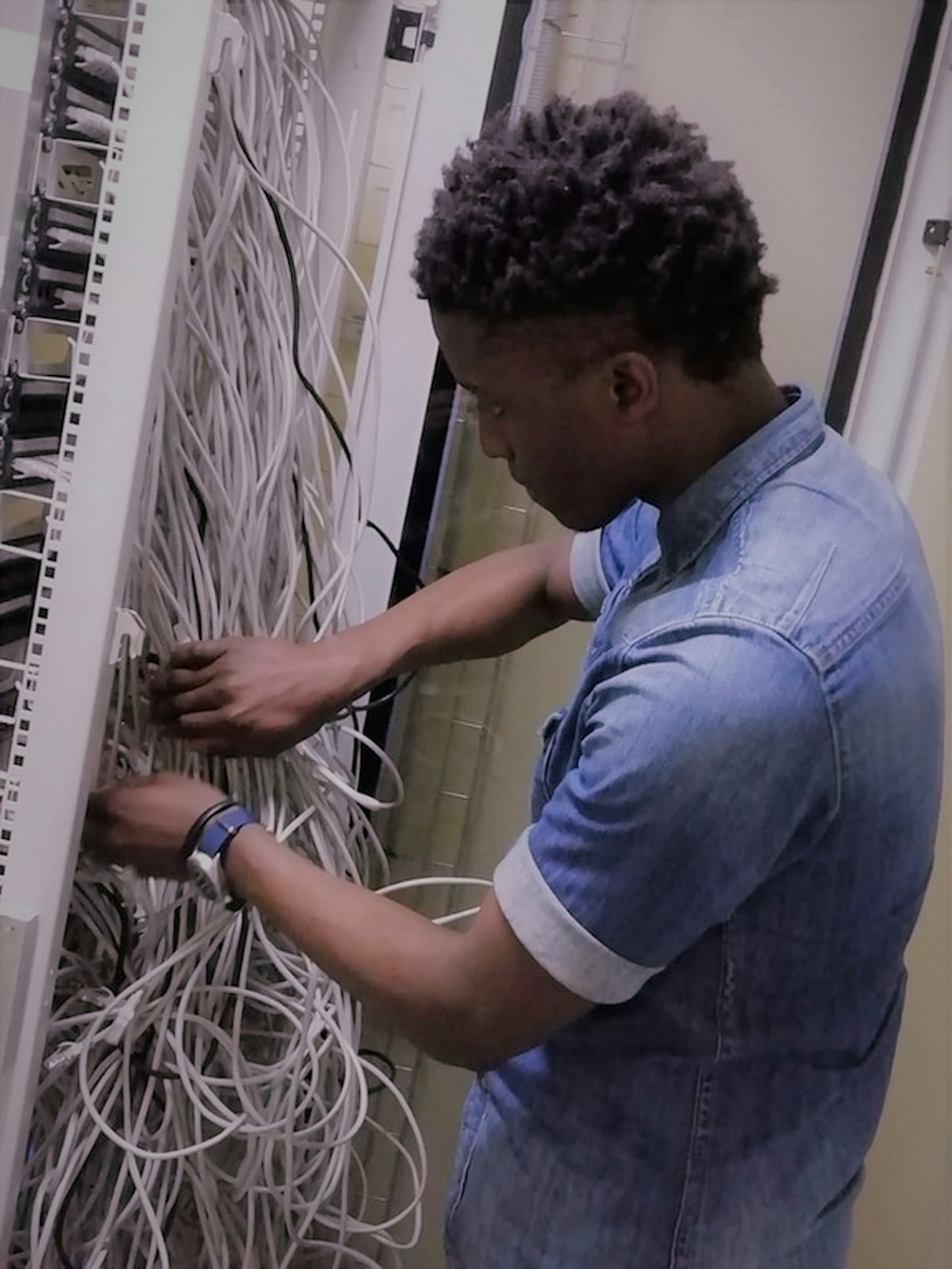 Technicien Light IT Solutions installant un réseau structuré
