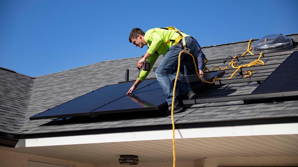 Technicien installant des panneaux photovoltaïques